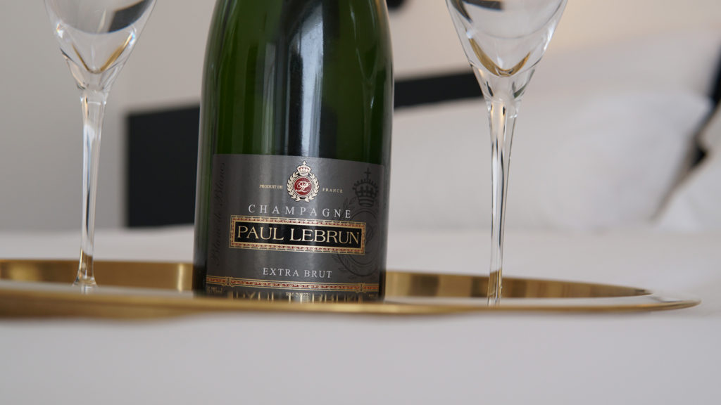 Champagne Paul Lebrun dans la chambre du Clos La Chapelle